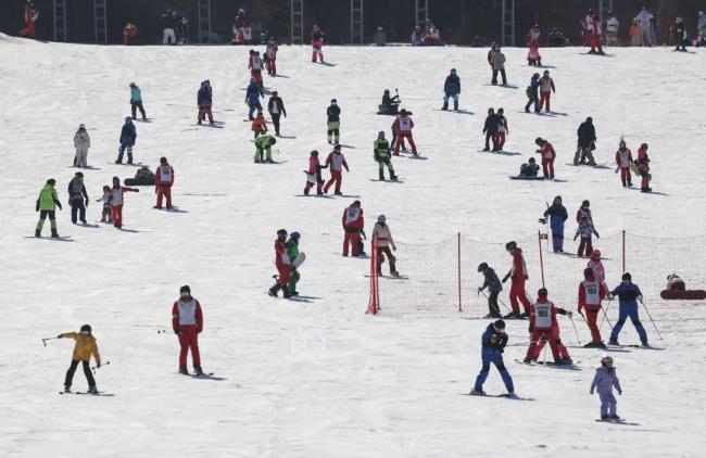 300元滑雪服被冻哭的年轻人焊身上了 都市打工人新宠