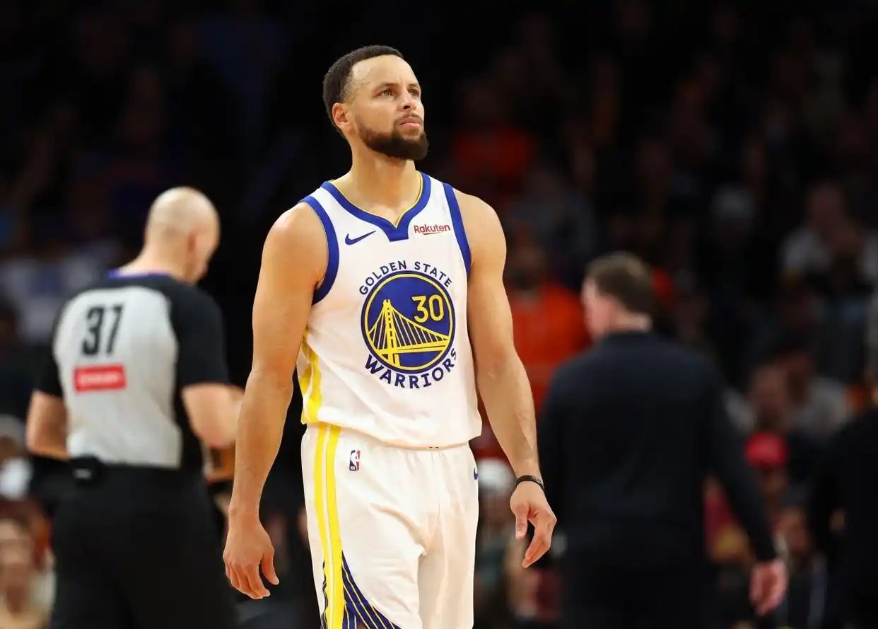 NBA常规赛勇士对阵猛龙_库里39分惨遭猛龙逆转！常规时间送致命进攻犯规 加时零分神情_库里39分奎克利27分英格拉姆26分