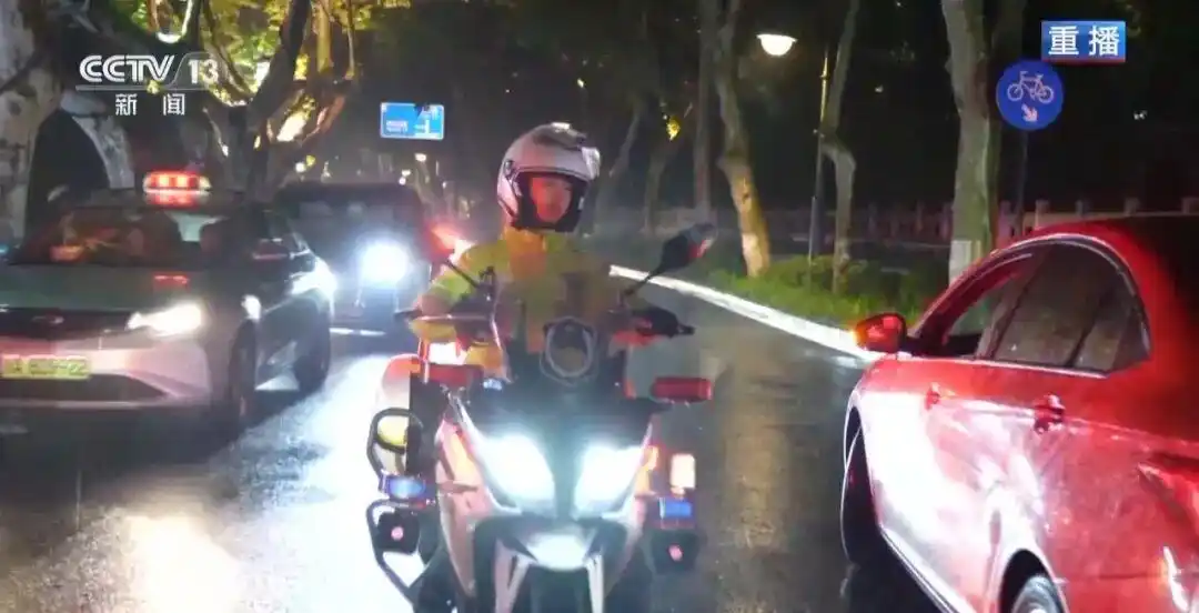 杭州兔子警官李语蔚_杭州“兔子警官”回应作秀质疑_最美浙警兔子警官