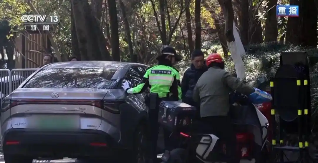 最美浙警兔子警官_杭州“兔子警官”回应作秀质疑_杭州兔子警官李语蔚