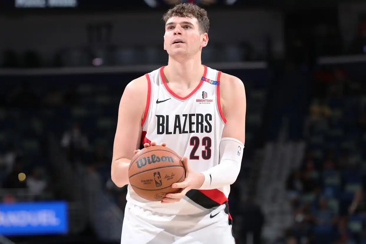 开拓者险胜爵士 杨瀚森努力防守_杨瀚森替补表现_开拓者爵士比赛结果