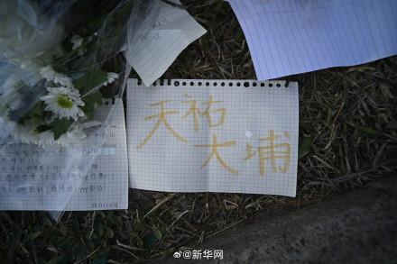 香港市民自发参加悼念 全城哀思罹难者