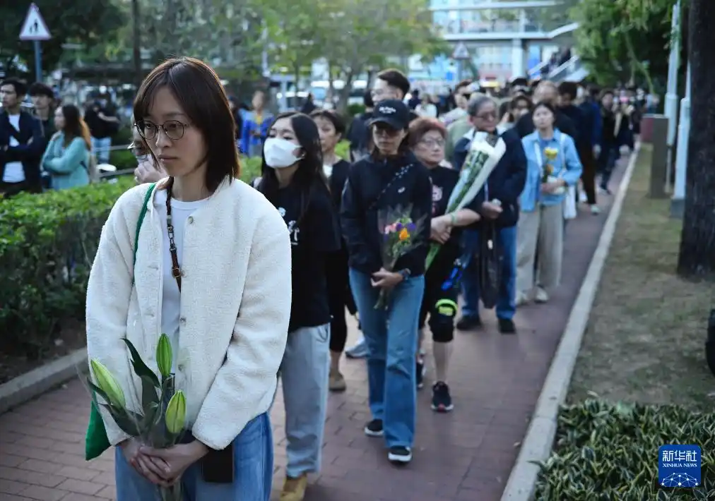 香港大埔宏福苑火灾哀悼活动_香港政府志哀仪式_香港全城悼念火灾遇难者