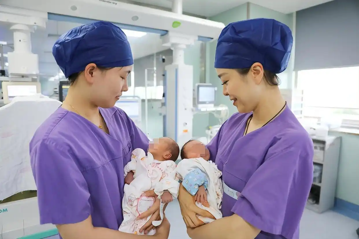 52岁极高龄女子成功诞下龙凤胎_高龄双胎妊娠_极高龄试管婴儿分娩