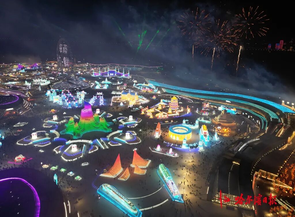 跨年夜人潮涌动 松花江畔烟花绽放_哈尔滨跨年夜冰雪烟花_哈尔滨冰雪大世界跨年活动
