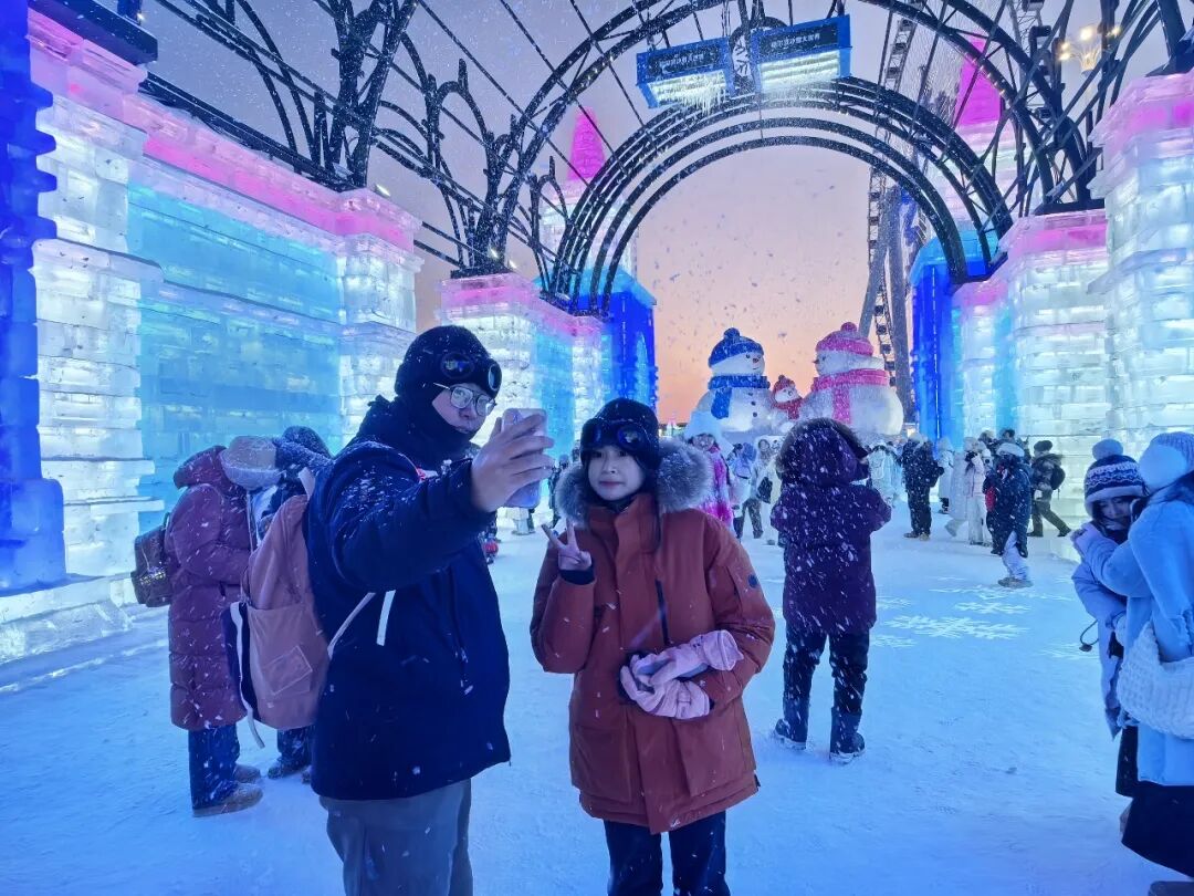 哈尔滨跨年夜冰雪烟花_哈尔滨冰雪大世界跨年活动_跨年夜人潮涌动 松花江畔烟花绽放