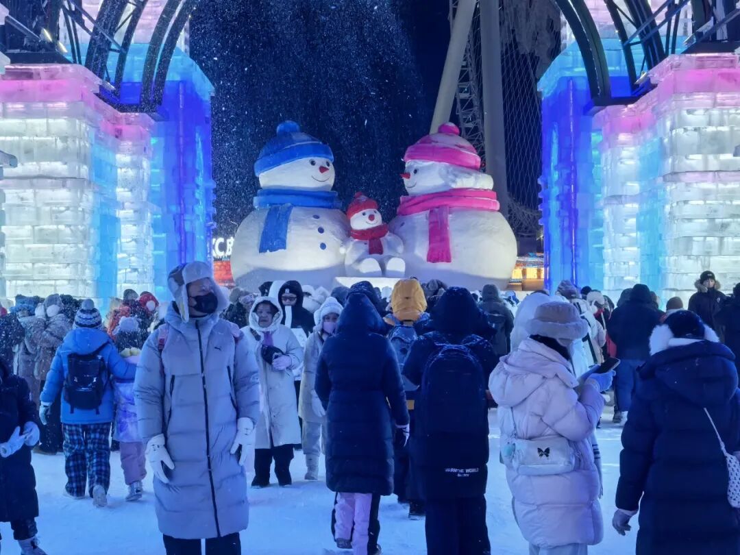 哈尔滨冰雪大世界跨年活动_哈尔滨跨年夜冰雪烟花_跨年夜人潮涌动 松花江畔烟花绽放
