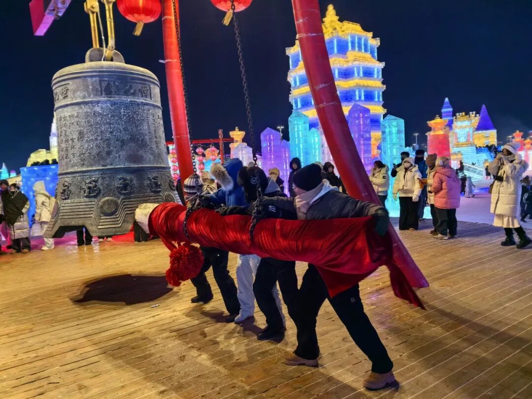 跨年夜人潮涌动 松花江畔烟花绽放_哈尔滨冰雪大世界跨年活动_哈尔滨跨年夜冰雪烟花