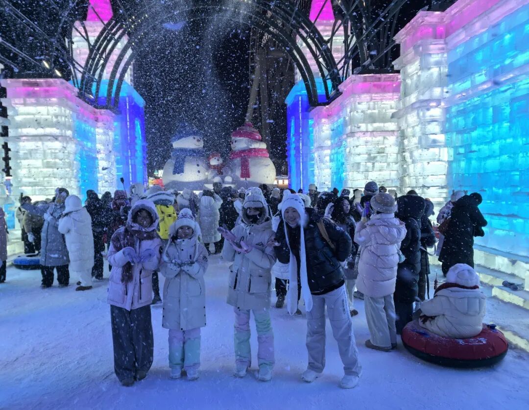 哈尔滨冰雪大世界跨年活动_跨年夜人潮涌动 松花江畔烟花绽放_哈尔滨跨年夜冰雪烟花