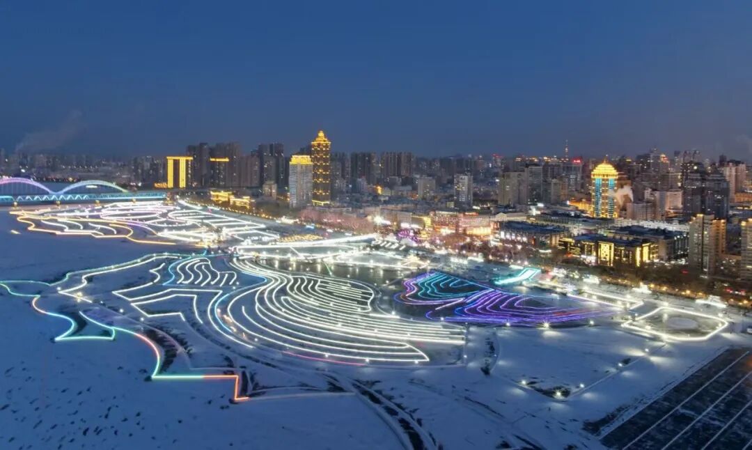 哈尔滨跨年夜冰雪烟花_跨年夜人潮涌动 松花江畔烟花绽放_哈尔滨冰雪大世界跨年活动