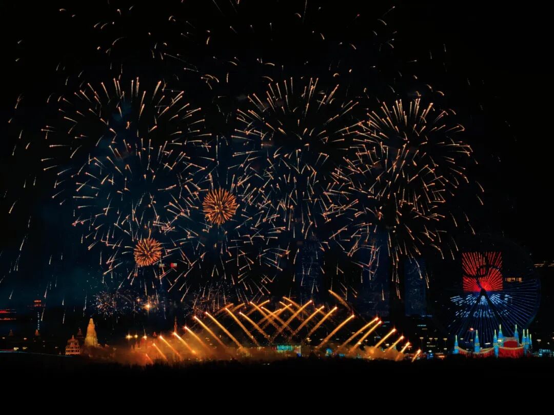 哈尔滨跨年夜冰雪烟花_哈尔滨冰雪大世界跨年活动_跨年夜人潮涌动 松花江畔烟花绽放
