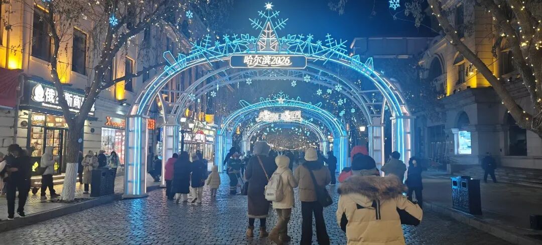 跨年夜人潮涌动 松花江畔烟花绽放_哈尔滨跨年夜冰雪烟花_哈尔滨冰雪大世界跨年活动