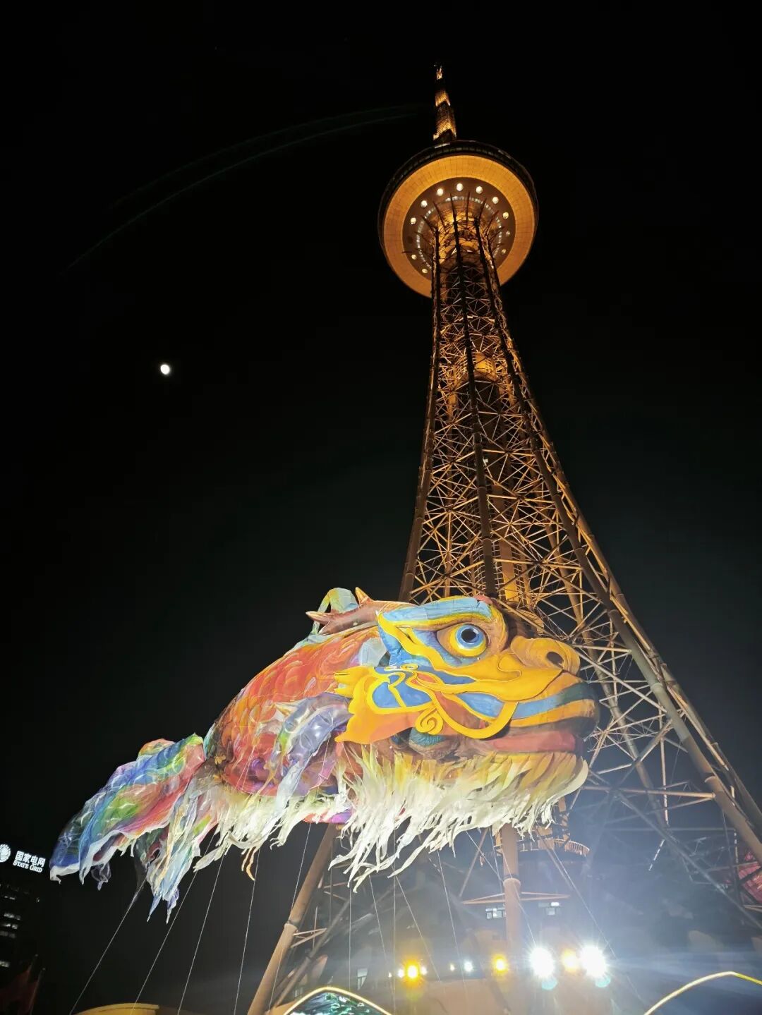 哈尔滨冰雪大世界跨年活动_哈尔滨跨年夜冰雪烟花_跨年夜人潮涌动 松花江畔烟花绽放