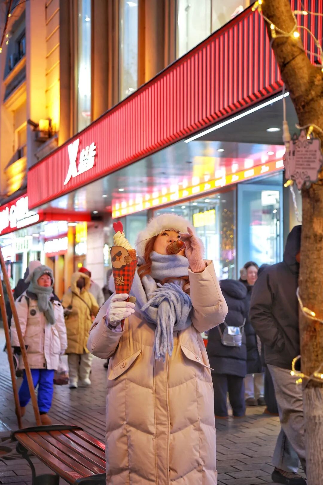 哈尔滨冰雪大世界跨年活动_跨年夜人潮涌动 松花江畔烟花绽放_哈尔滨跨年夜冰雪烟花