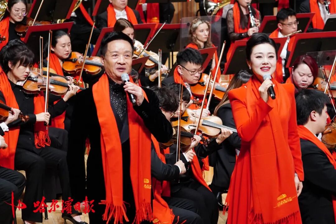 哈尔滨冰雪大世界跨年活动_跨年夜人潮涌动 松花江畔烟花绽放_哈尔滨跨年夜冰雪烟花