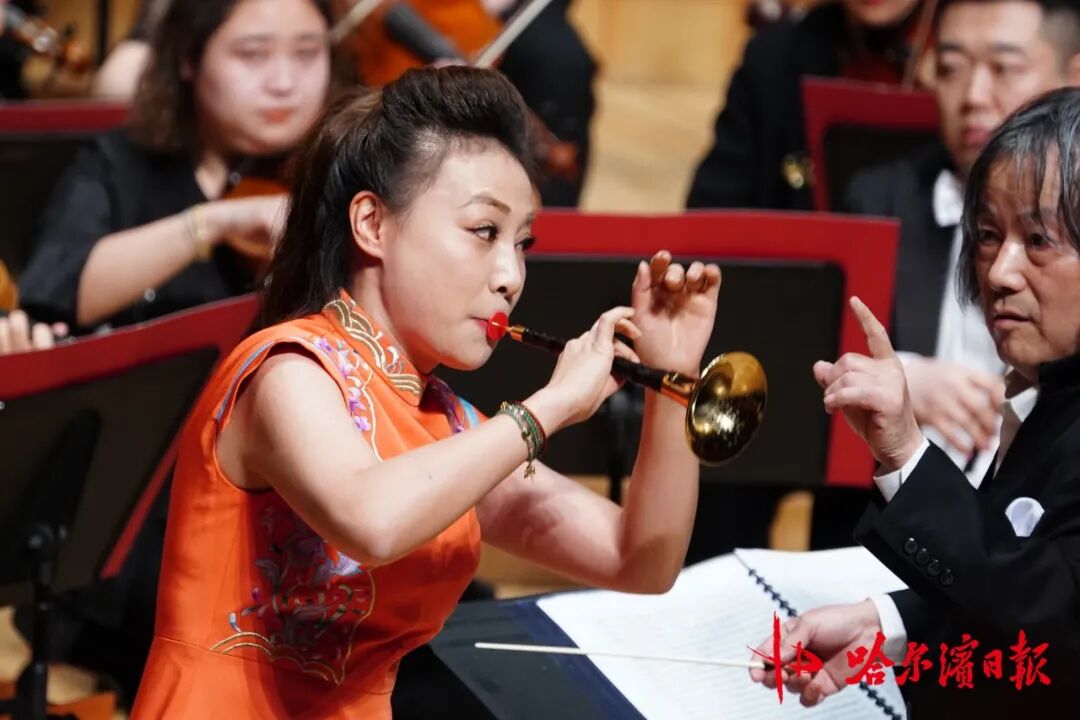 跨年夜人潮涌动 松花江畔烟花绽放_哈尔滨冰雪大世界跨年活动_哈尔滨跨年夜冰雪烟花