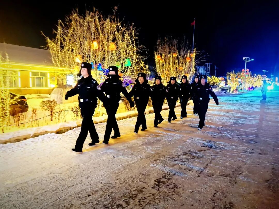 哈尔滨跨年夜冰雪烟花_跨年夜人潮涌动 松花江畔烟花绽放_哈尔滨冰雪大世界跨年活动