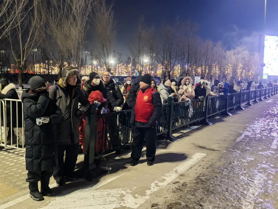 哈尔滨跨年夜冰雪烟花_跨年夜人潮涌动 松花江畔烟花绽放_哈尔滨冰雪大世界跨年活动