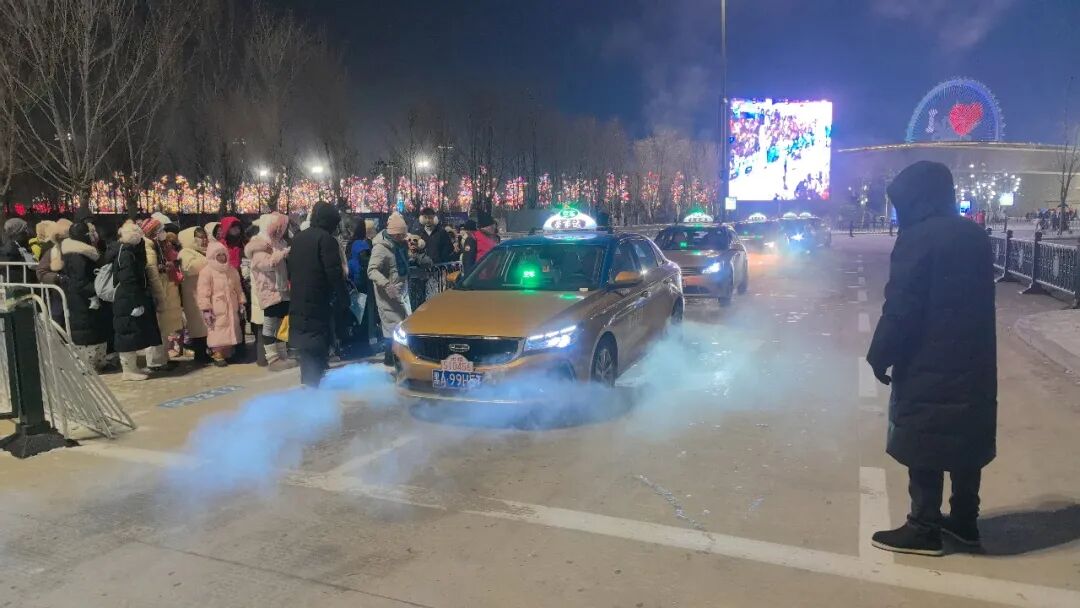 跨年夜人潮涌动 松花江畔烟花绽放_哈尔滨冰雪大世界跨年活动_哈尔滨跨年夜冰雪烟花