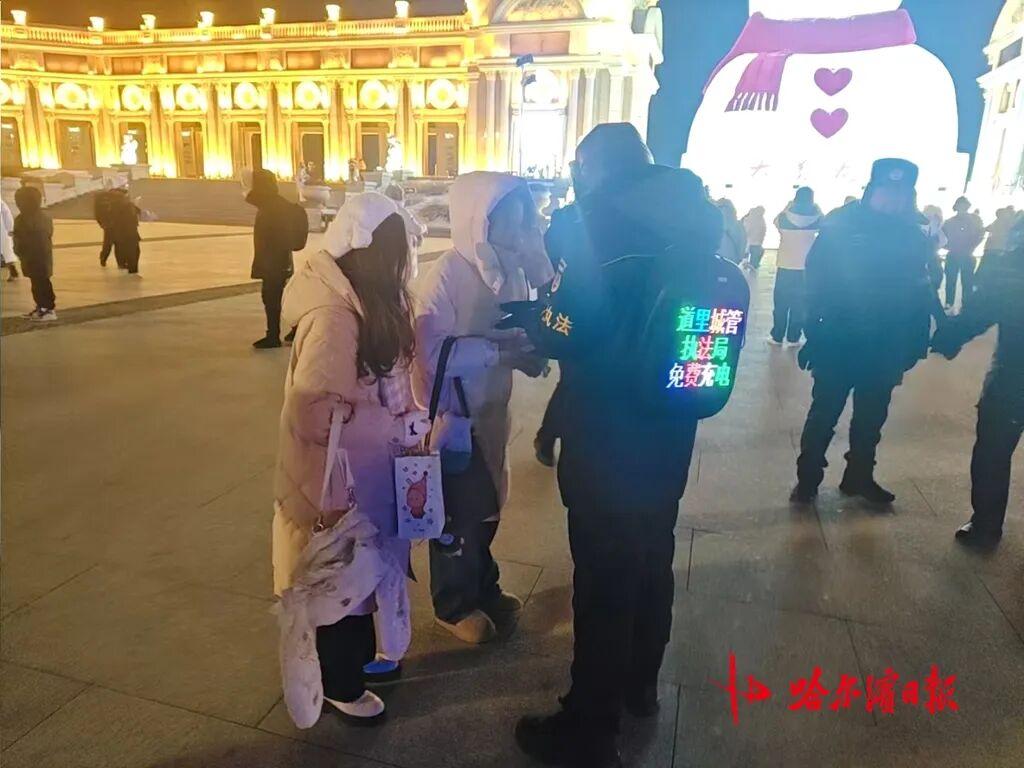 哈尔滨跨年夜冰雪烟花_哈尔滨冰雪大世界跨年活动_跨年夜人潮涌动 松花江畔烟花绽放