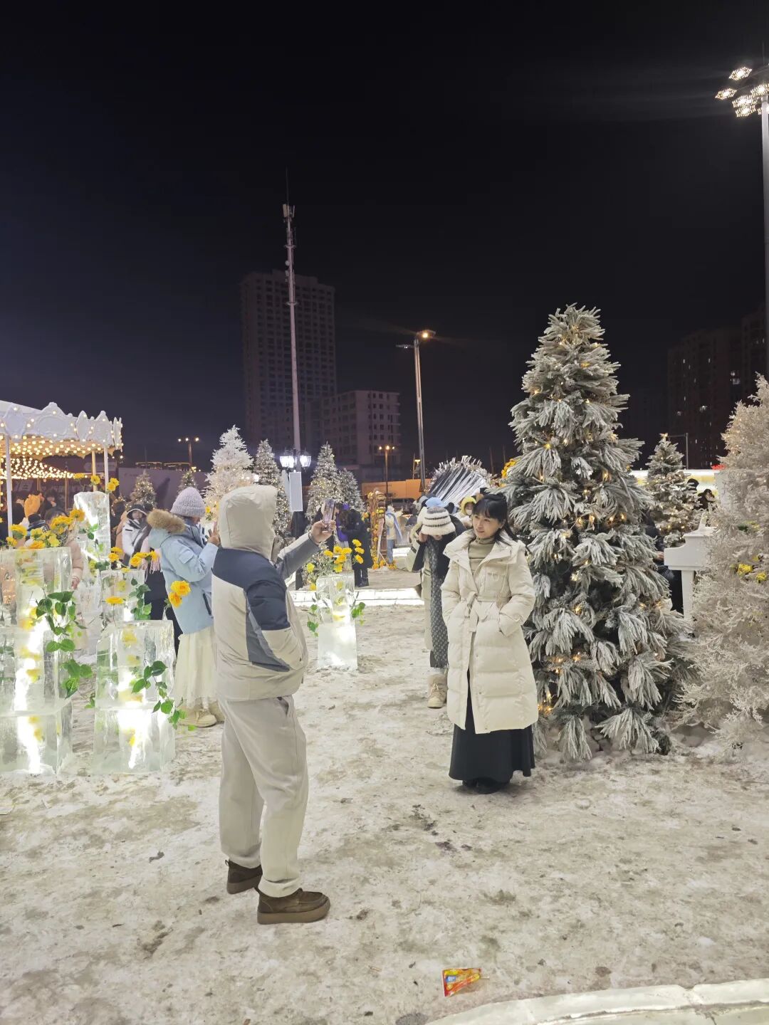 跨年夜人潮涌动 松花江畔烟花绽放_哈尔滨跨年夜冰雪烟花_哈尔滨冰雪大世界跨年活动