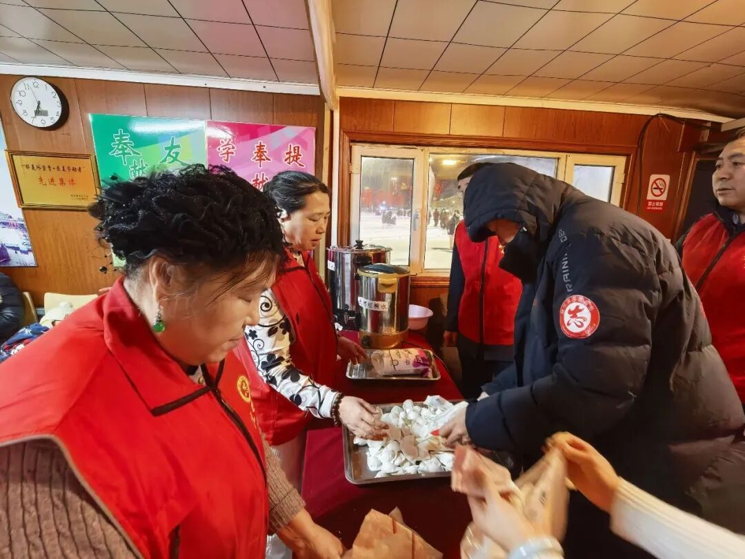 哈尔滨跨年夜冰雪烟花_哈尔滨冰雪大世界跨年活动_跨年夜人潮涌动 松花江畔烟花绽放