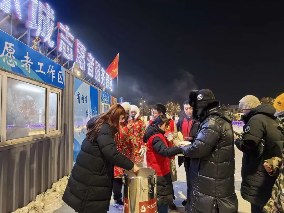 哈尔滨跨年夜冰雪烟花_哈尔滨冰雪大世界跨年活动_跨年夜人潮涌动 松花江畔烟花绽放