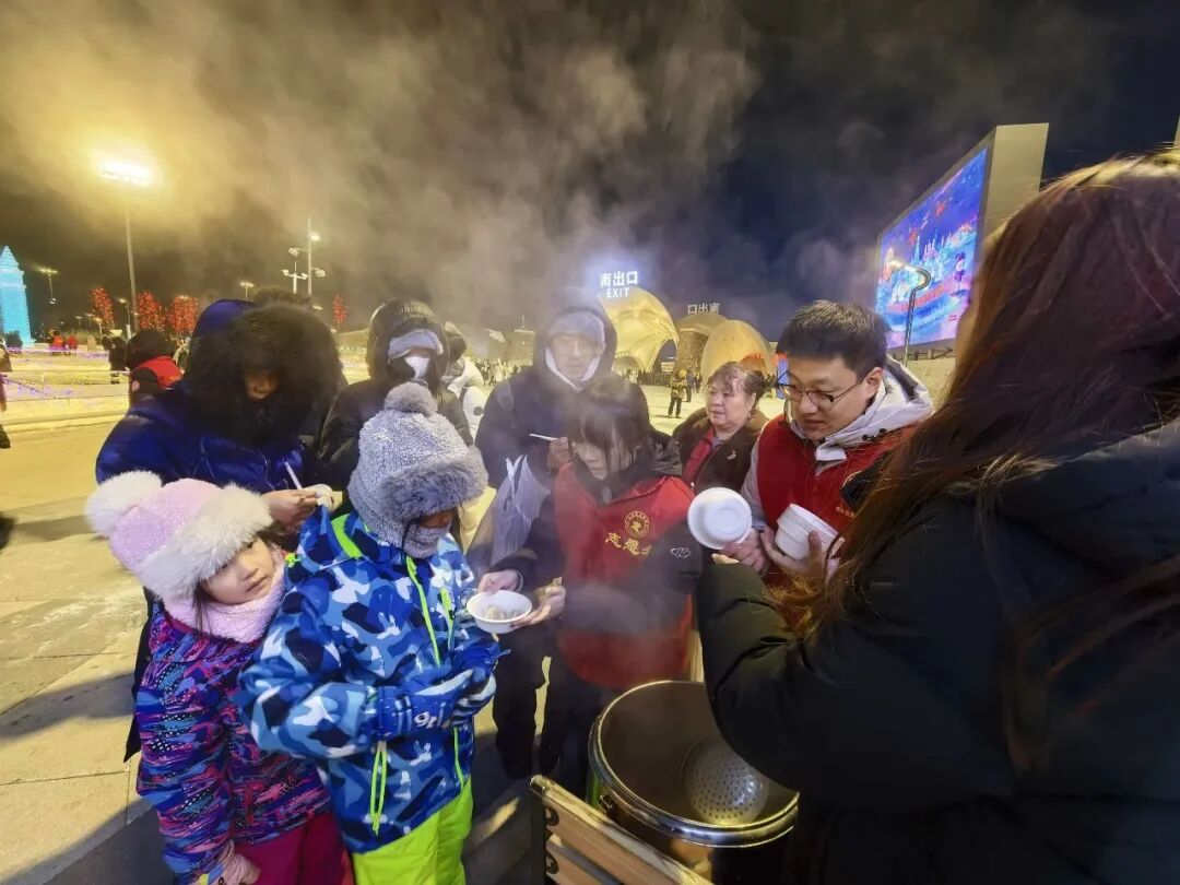 跨年夜人潮涌动 松花江畔烟花绽放_哈尔滨跨年夜冰雪烟花_哈尔滨冰雪大世界跨年活动