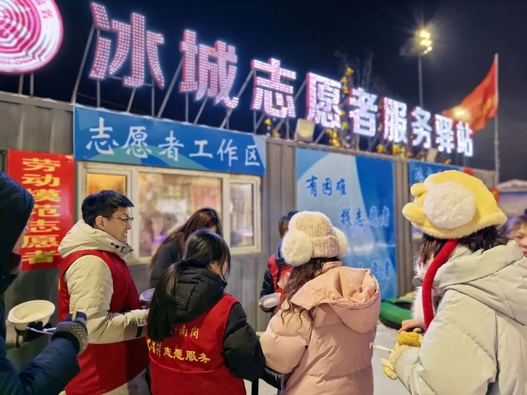 哈尔滨冰雪大世界跨年活动_哈尔滨跨年夜冰雪烟花_跨年夜人潮涌动 松花江畔烟花绽放