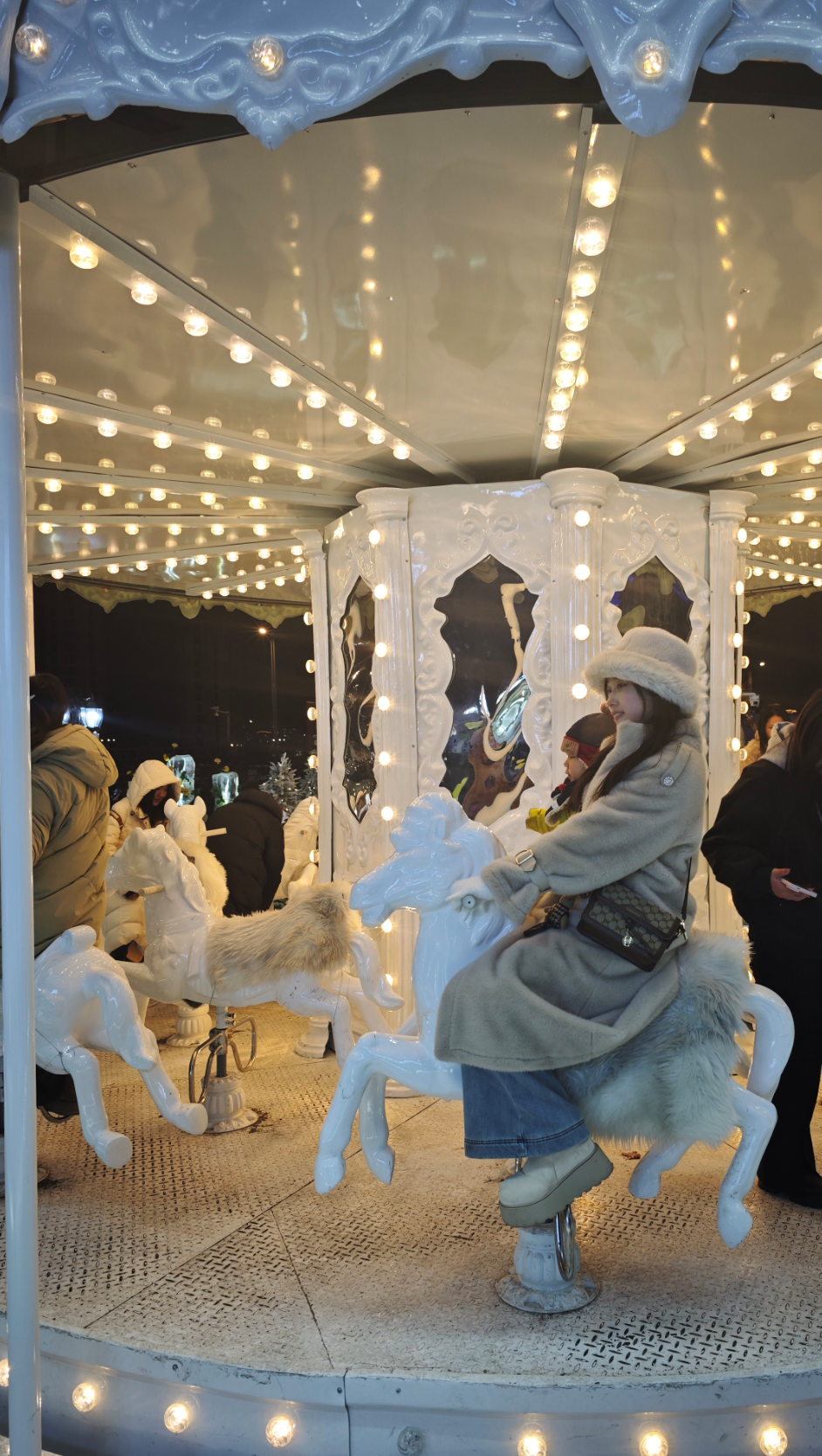 哈尔滨冰雪大世界跨年活动_跨年夜人潮涌动 松花江畔烟花绽放_哈尔滨跨年夜冰雪烟花