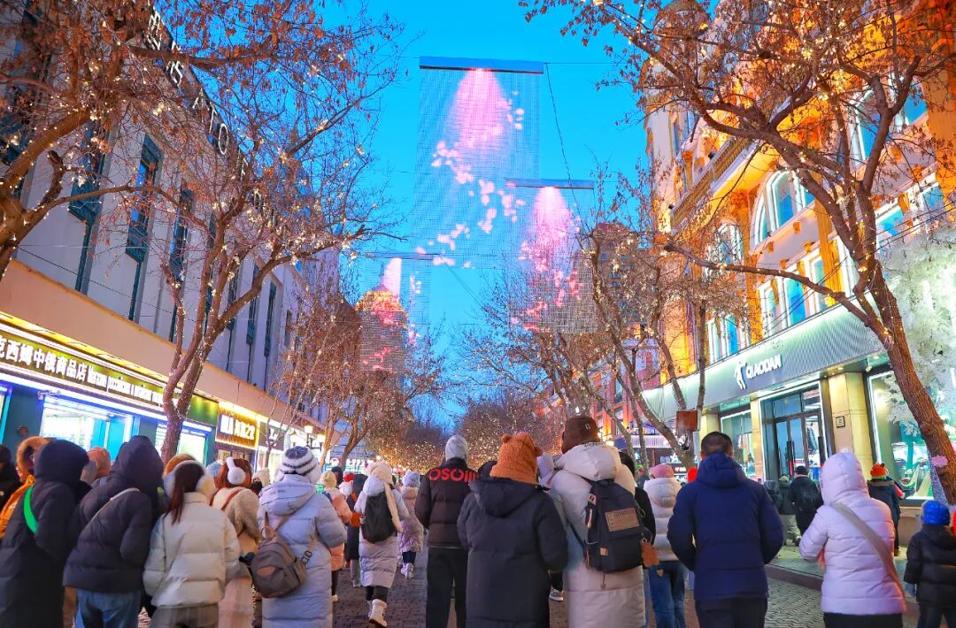 跨年夜人潮涌动 松花江畔烟花绽放_哈尔滨冰雪大世界跨年活动_哈尔滨跨年夜冰雪烟花