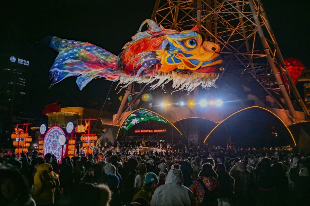 跨年夜人潮涌动 松花江畔烟花绽放_哈尔滨跨年夜冰雪烟花_哈尔滨冰雪大世界跨年活动