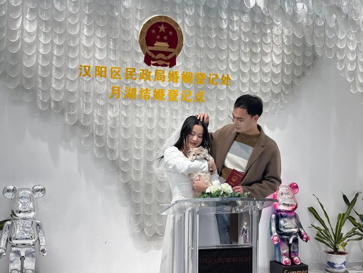 元旦武汉婚姻登记处 新年第一份结婚证 汉阳区民政局婚姻登记处月湖登记点_元旦武汉一婚姻登记点迎60多对新人