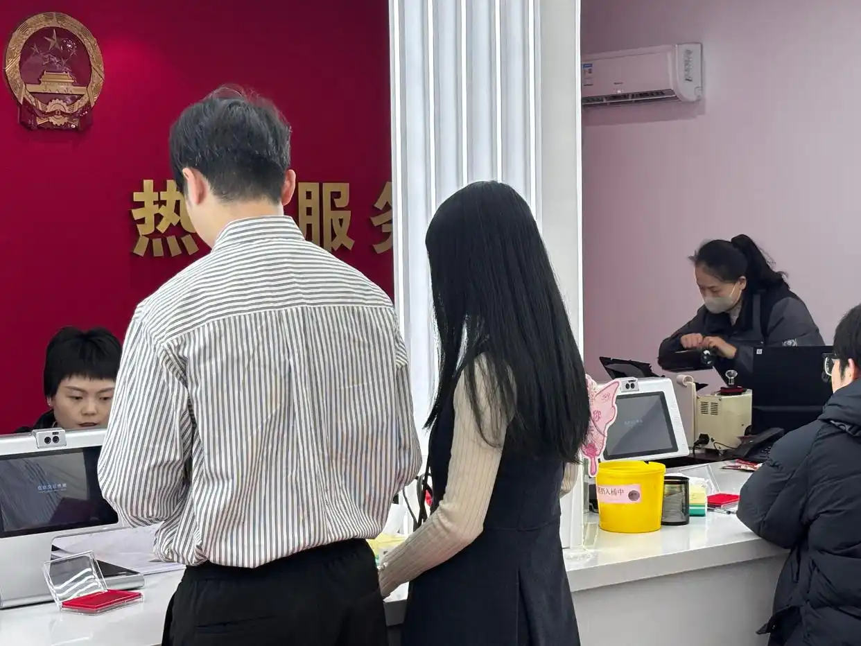 元旦武汉婚姻登记处 新年第一份结婚证 汉阳区民政局婚姻登记处月湖登记点_元旦武汉一婚姻登记点迎60多对新人