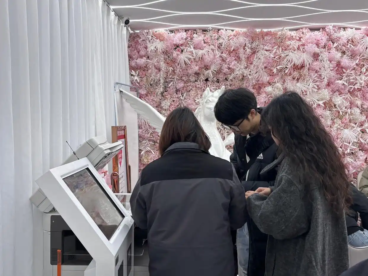 元旦武汉一婚姻登记点迎60多对新人_元旦武汉婚姻登记处 新年第一份结婚证 汉阳区民政局婚姻登记处月湖登记点