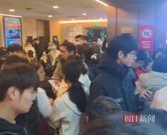 多地海底捞挤满跨年的人 排队等候超千桌