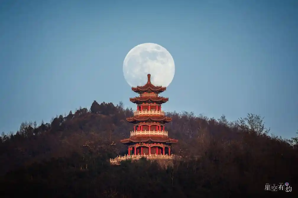 超级月亮将于18时03分现身夜空_超级月亮亮相夜空文案_超级月亮现身夜空的现象