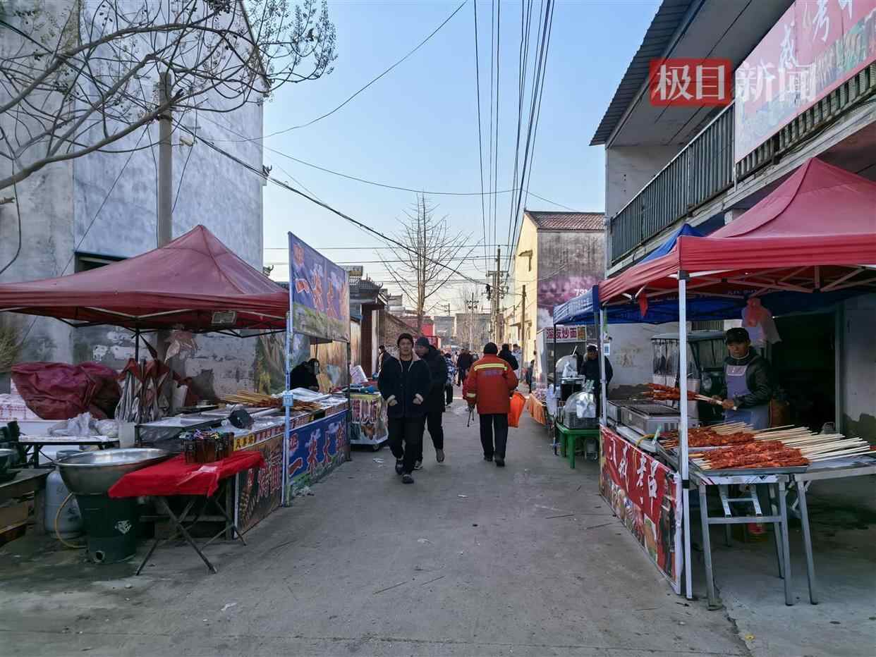 摊主一早出摊（极目新闻记者 詹钘 摄）