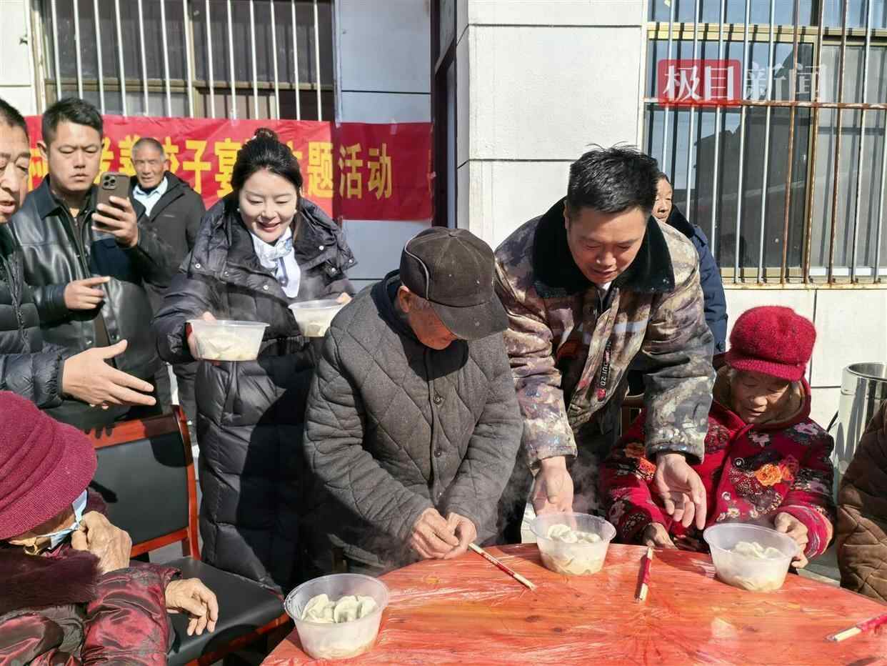 吴承言夫妻端上饺子（极目新闻记者 詹钘 摄）