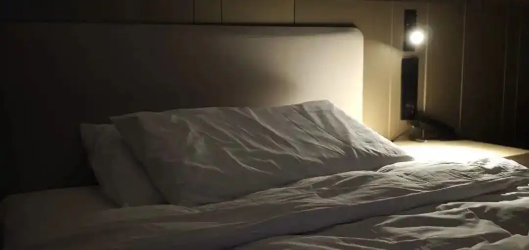 倒头就睡可能是身体报警信号_长期熬夜导致快速入睡_入睡也有“黄金时间” 不是越快越好