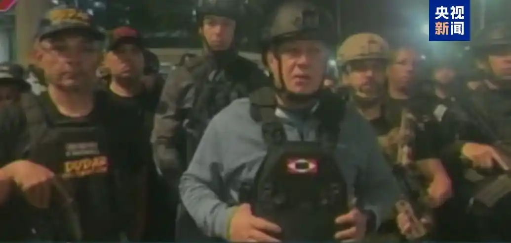 委内瑞拉马杜罗被捕 美国司法部起诉 美国对委内瑞拉军事行动_载有马杜罗的飞机抵达美国纽约