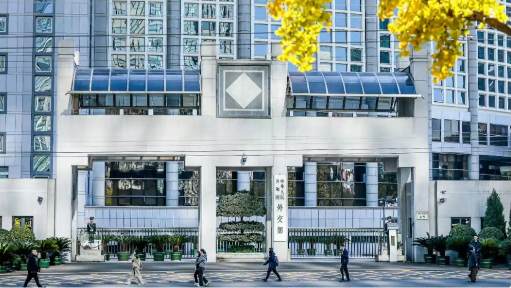 早安!世界丨外交部回应美军事打击委内瑞拉：载有马杜罗的飞机已抵达纽约