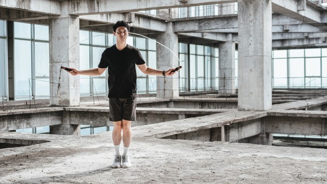 街舞倒立教学视频_跳绳倒立组合训练_跳绳倒立全身锻炼方法