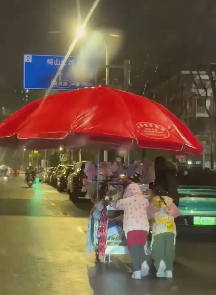 女孩雨夜帮妈妈推车 网友举动暖心_六安跨年夜女孩推车鞠躬致谢_双向奔赴的善良