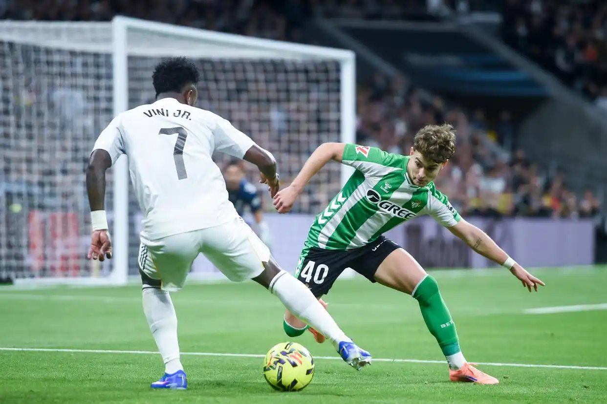 皇家马德里主场5:1大胜皇家贝蒂斯_组图:西甲皇马5-1 贡萨洛-加西亚帽子戏法_2025-2026赛季西甲第18轮皇家马德里对阵皇家贝蒂斯