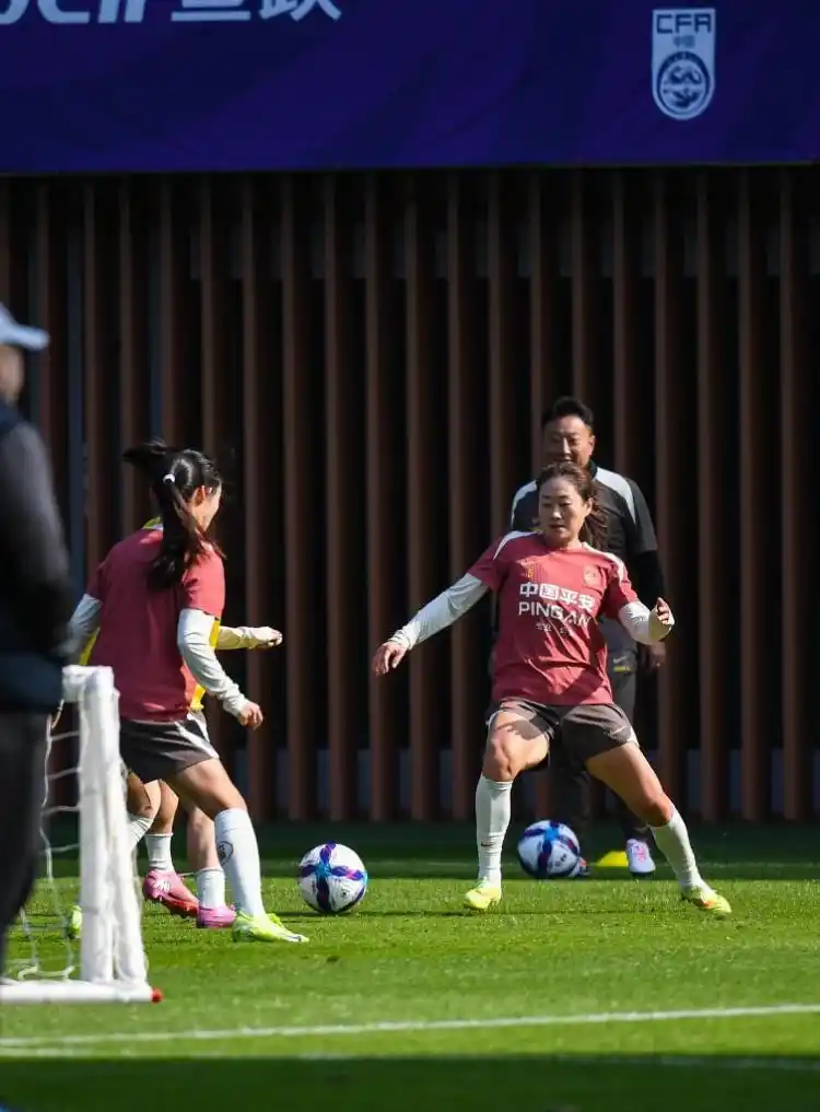 女足亚洲杯备战训练_中国女足主帅：0-8英格兰令人失望 亚洲杯拿出更好表现_中国女足主教练米利西奇