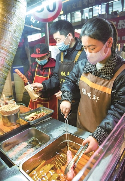 在美食街炸淀粉肠 夫妻档小吃摊年营收过百万