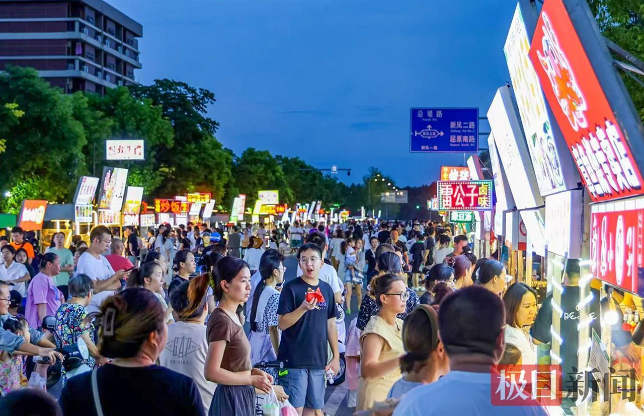 “夫妻档小吃摊年入百万”引热议,摊主回应:从未想过一夜暴富和成为“网红”