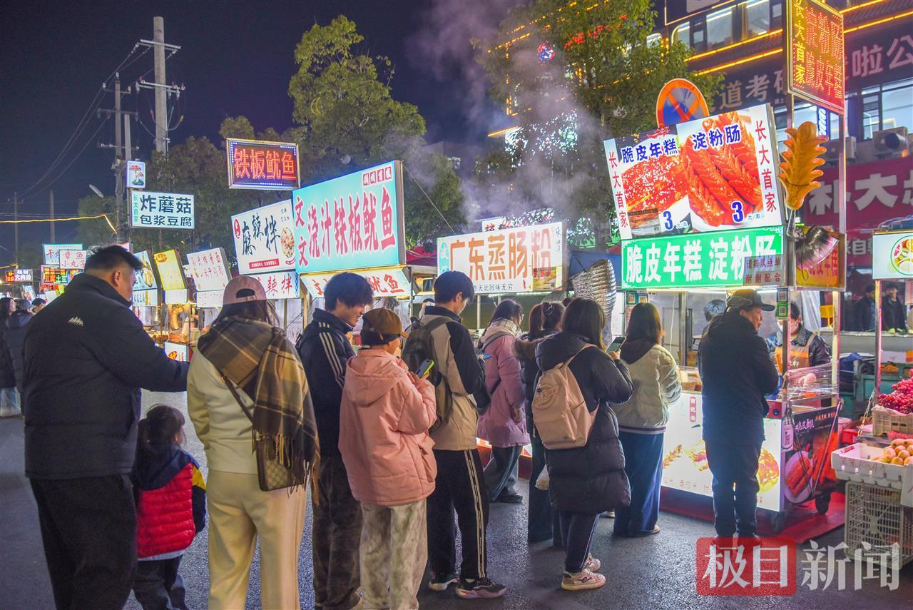 夫妻档小吃摊年入百万 摊主回应_夫妻档小吃摊年营收超百万元_每天炸淀粉肠1000多根