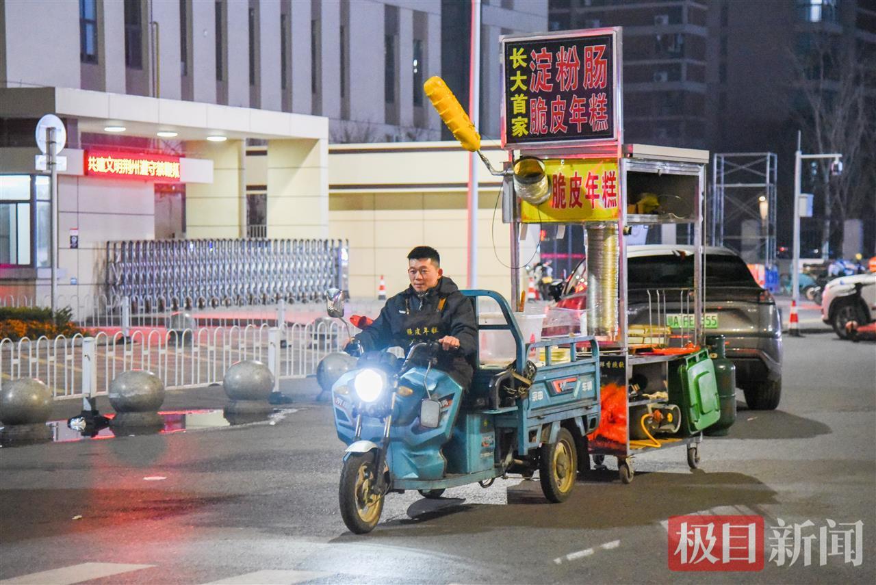 夫妻档小吃摊年入百万 摊主回应_每天炸淀粉肠1000多根_夫妻档小吃摊年营收超百万元